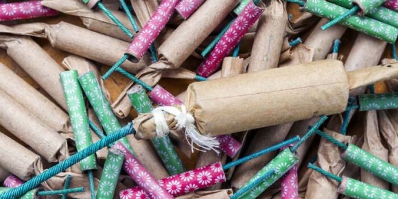 SEGURIDAD PETARDOS PRECAUCIÓN  Navidad sin peligro: cómo tirar petardos  con seguridad